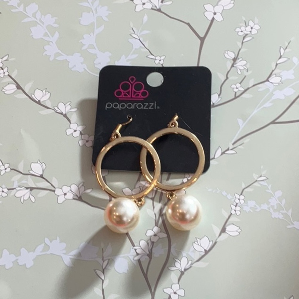 ❄️ Paparazzi | Gold Cream Hoop Earrings with Pearl Drops Shabby Chic